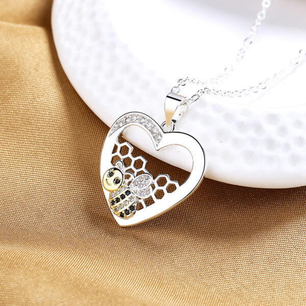 Fashion Exquisite And Creative Bee Hive Pendant Pastoral Style Temperament Female With Hearts Color Separation Necklace - Image 5